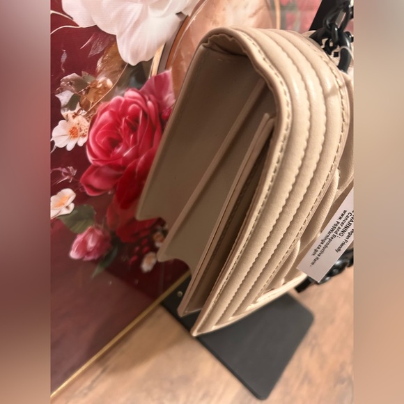 Elegant Beige Quilted Bag with Leopard Bag Scarf - Picture 6 of 12